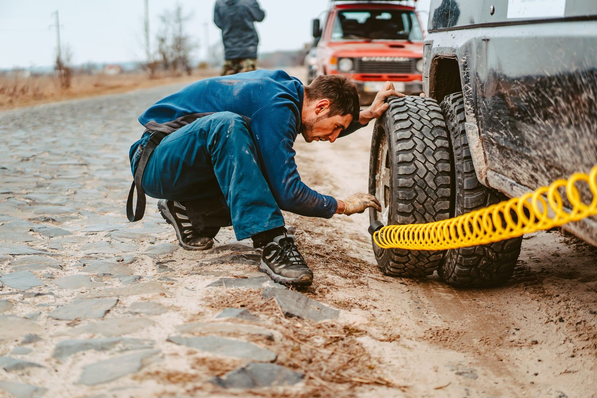 Rapid Car Recovery technician assisting a vehicle in Sharjah